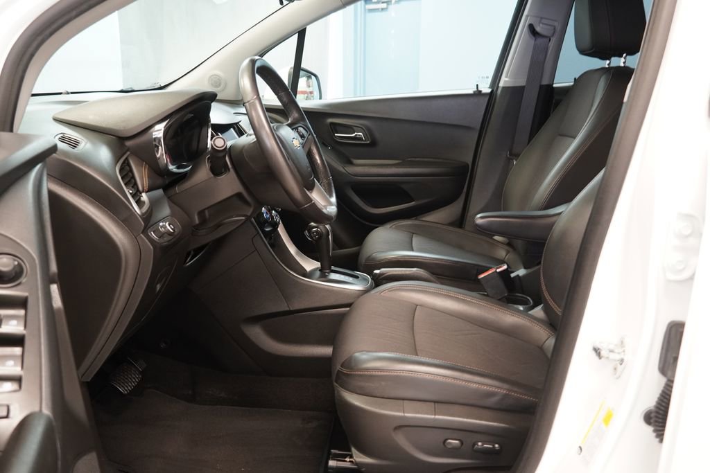 Used 2022 Chevrolet Trax LT w/ LT Convenience Package image 4