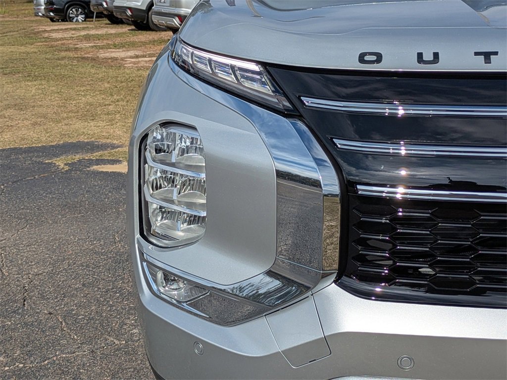 New 2025 Mitsubishi Outlander SE image 10