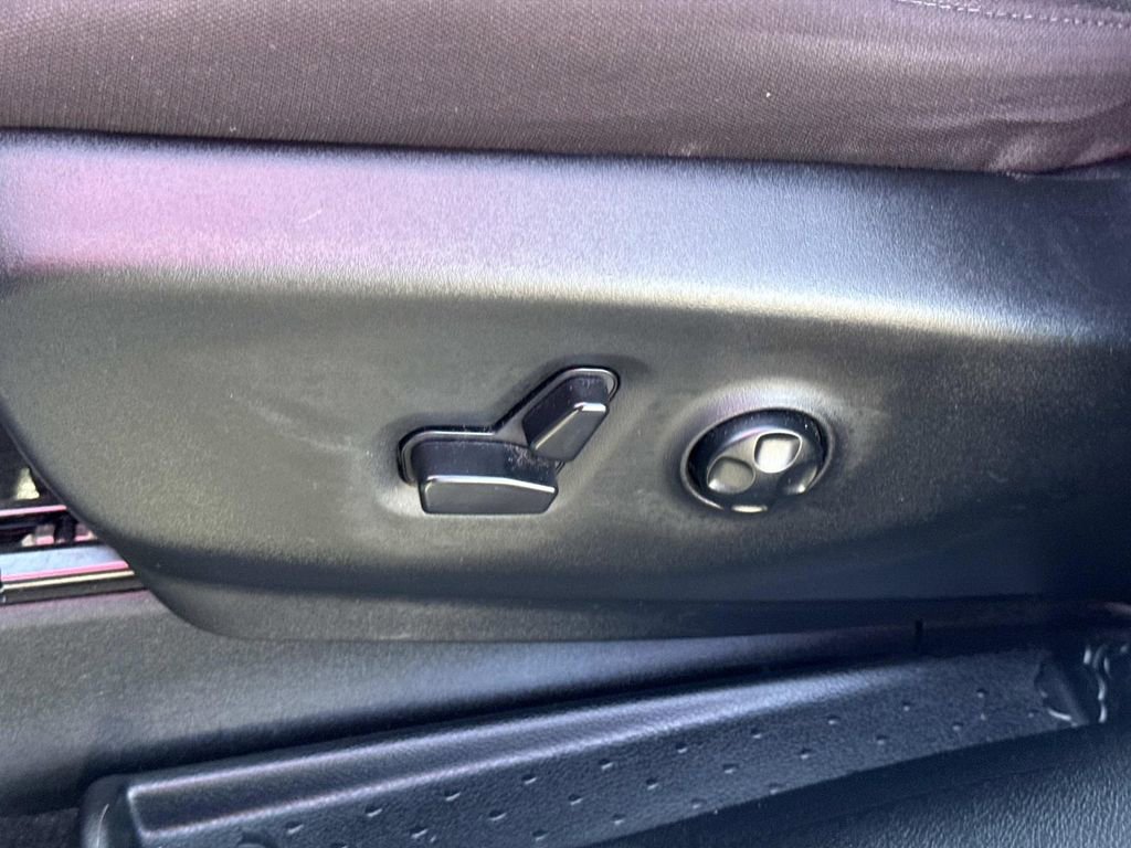 Used 2024 Chrysler Pacifica Touring image 21