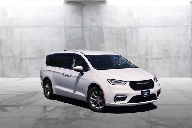Used 2023 Chrysler Pacifica Touring-L w/ Uconnect Theater Family Group AWD/4WD image 2