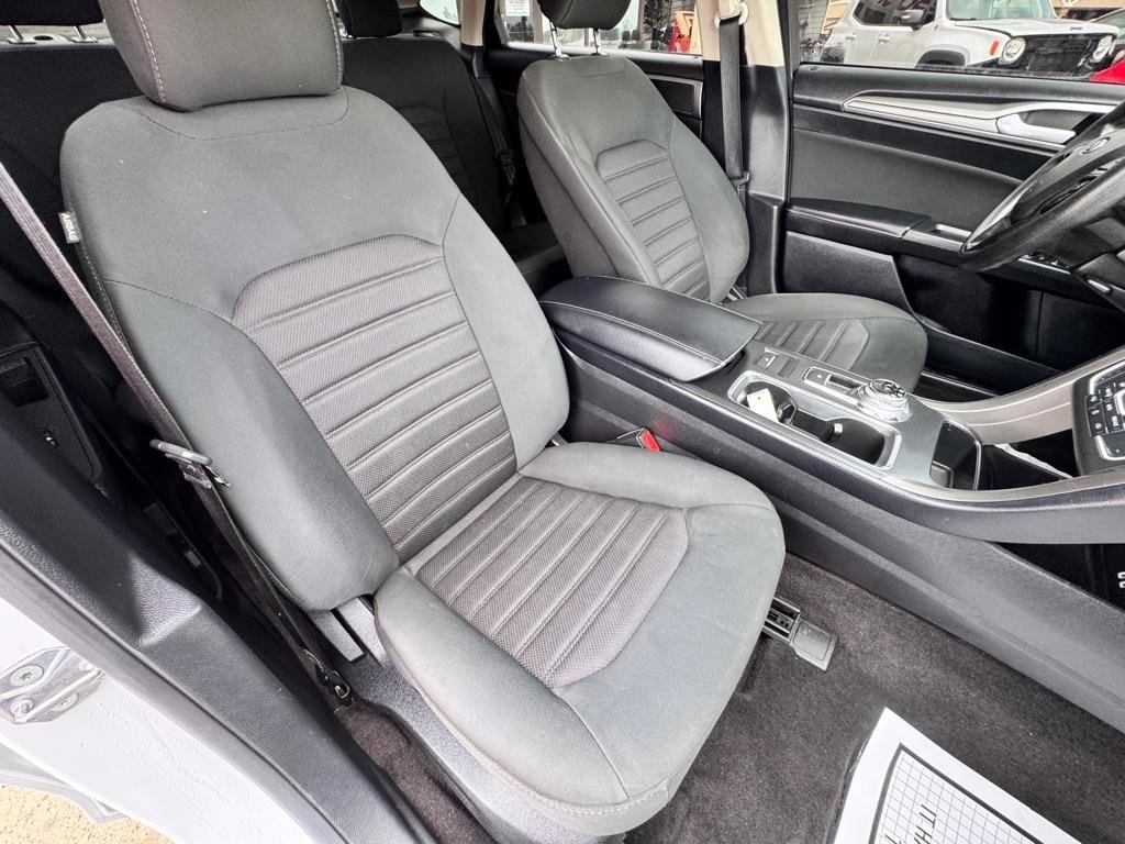 Used 2020 Ford Fusion SE FWD image 19
