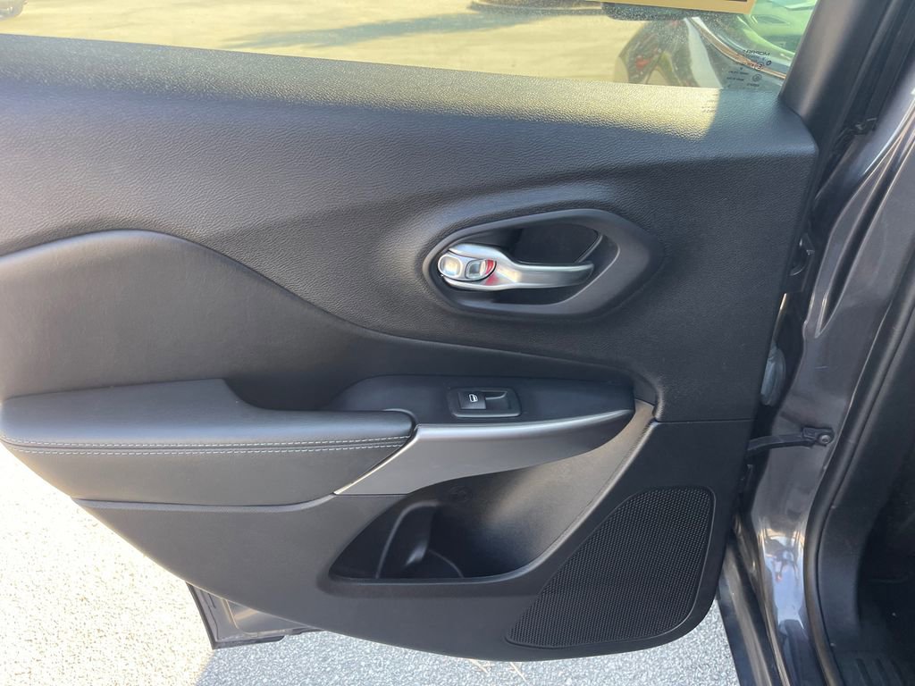 Used 2020 Jeep Cherokee Latitude Plus image 25