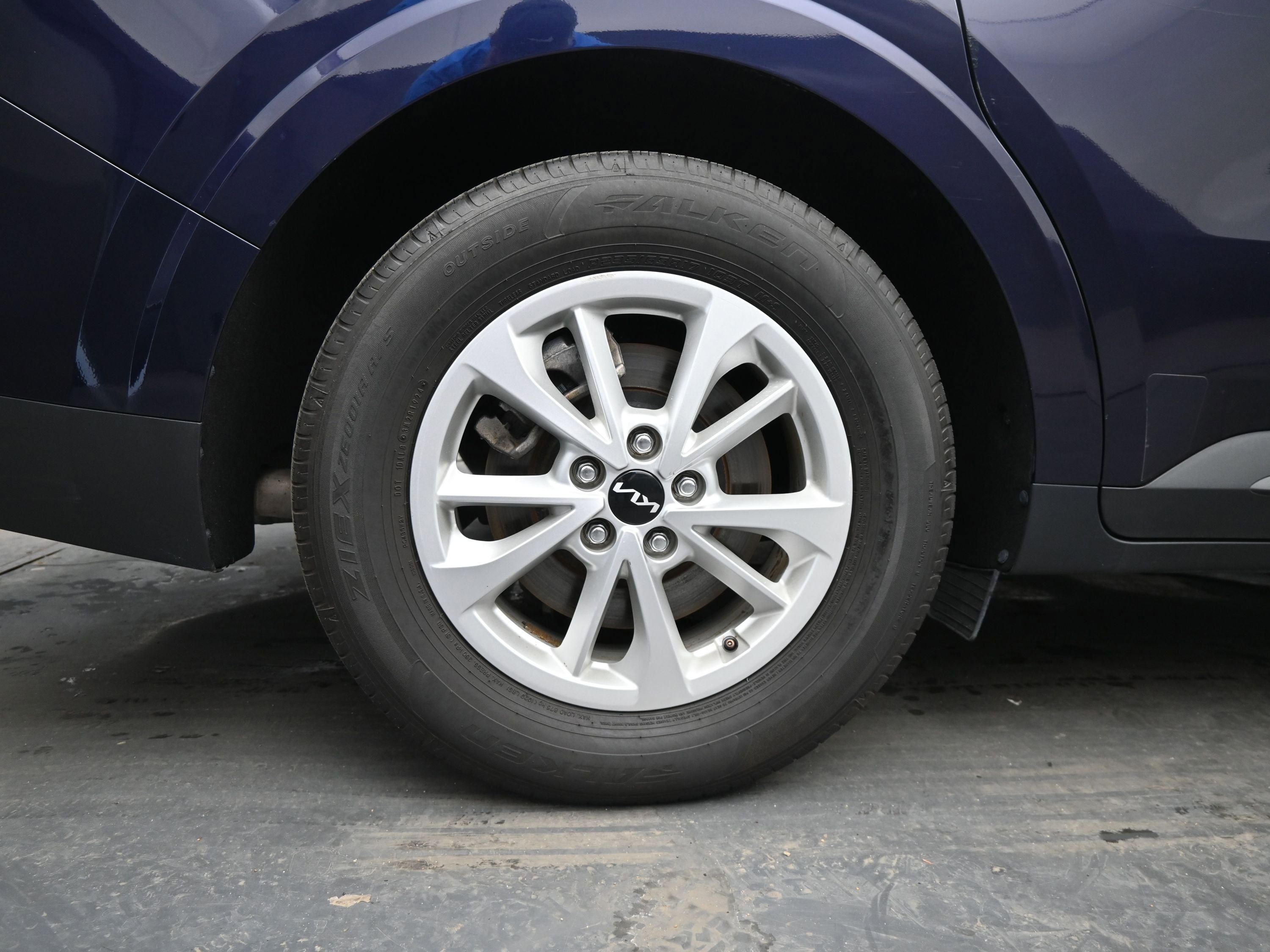 Used 2023 Kia Carnival LX image 9