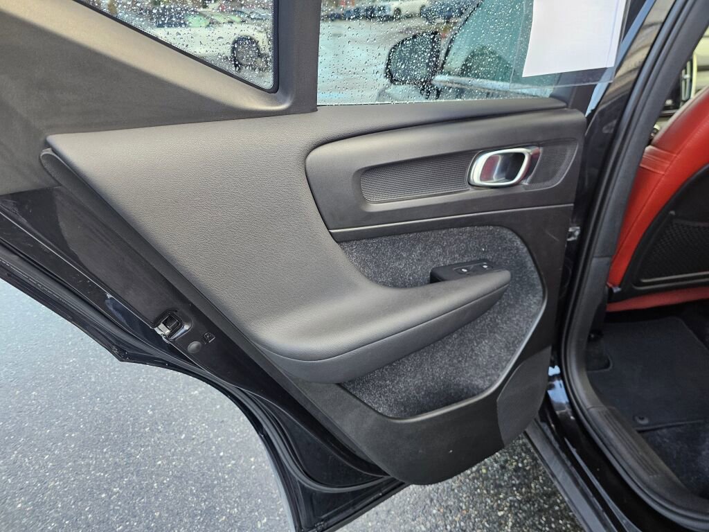 Used 2019 Volvo XC40 T4 Inscription image 19