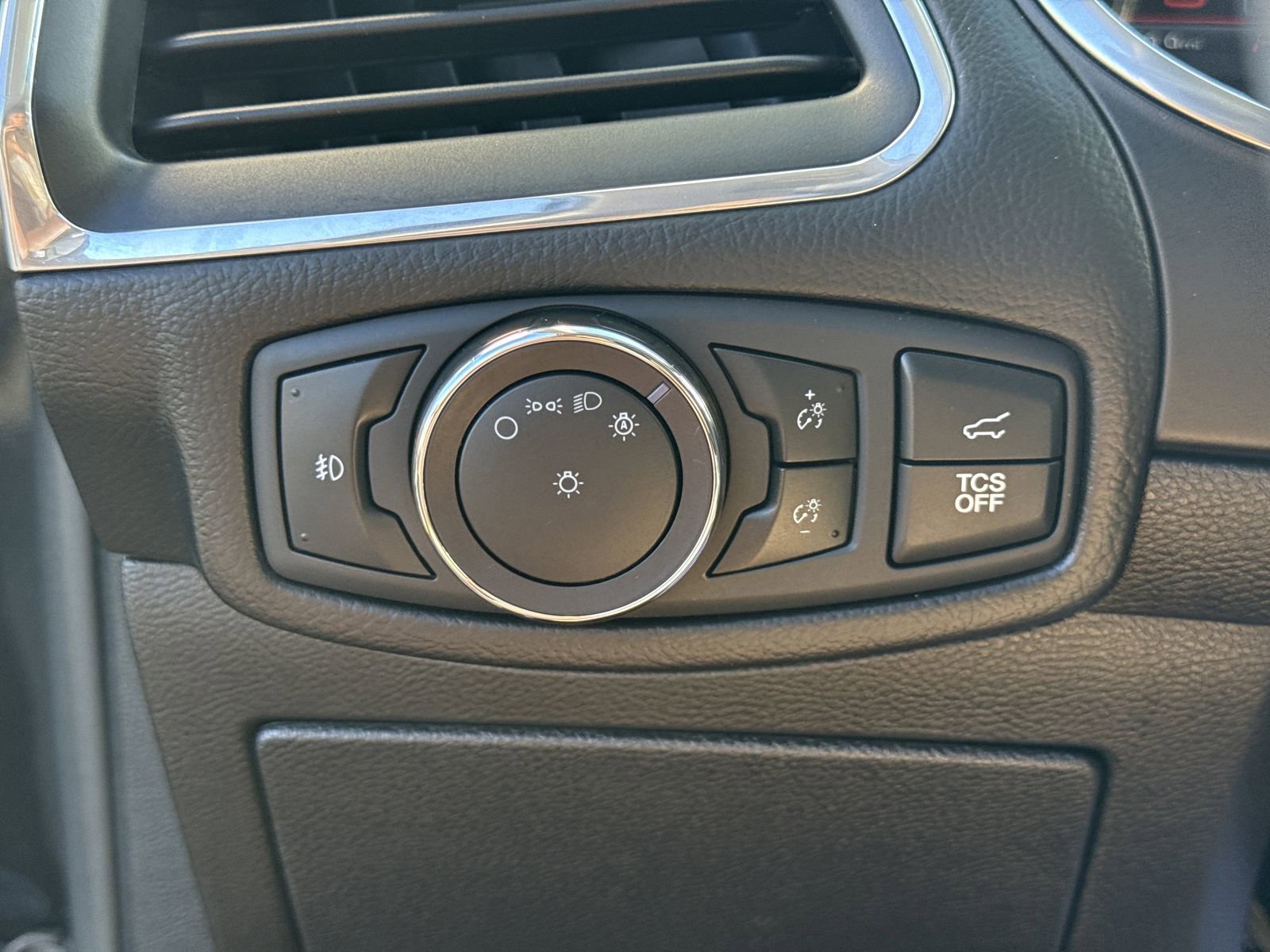 Used 2020 Ford Edge Titanium image 23