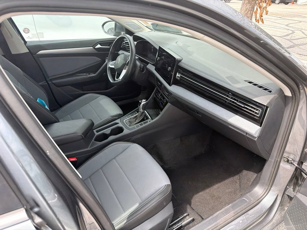 Used 2025 Volkswagen Jetta SE FWD image 26