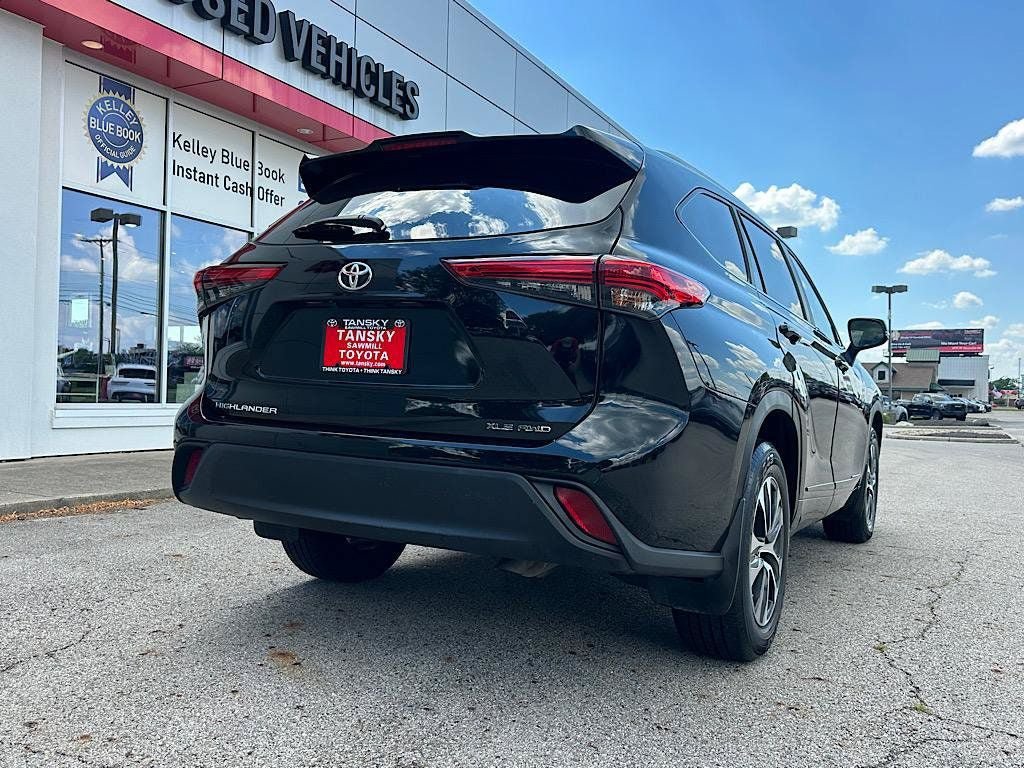 Certified 2023 Toyota Highlander XLE AWD/4WD image 6