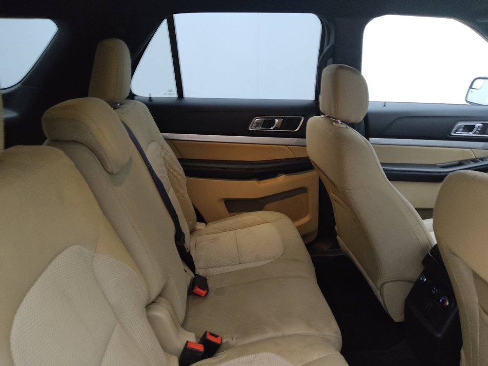 Used 2017 Ford Explorer XLT image 19