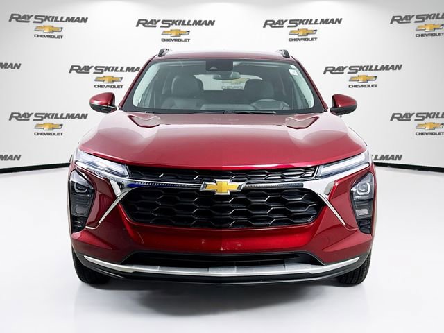 Used 2025 Chevrolet Trax LT image 2