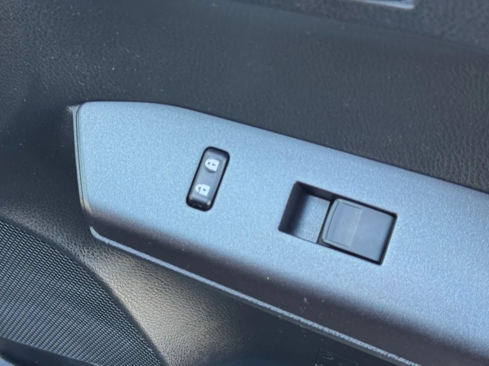 Used 2018 Toyota RAV4 XLE AWD/4WD image 21