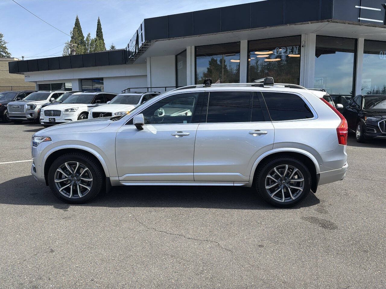 Used 2017 Volvo XC90 T6 Momentum w/ Vision Package AWD/4WD image 2