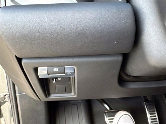 Used 2025 Land Rover Defender 110 image 28