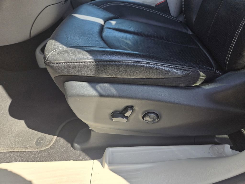 Used 2022 Chrysler Pacifica Touring-L FWD image 25