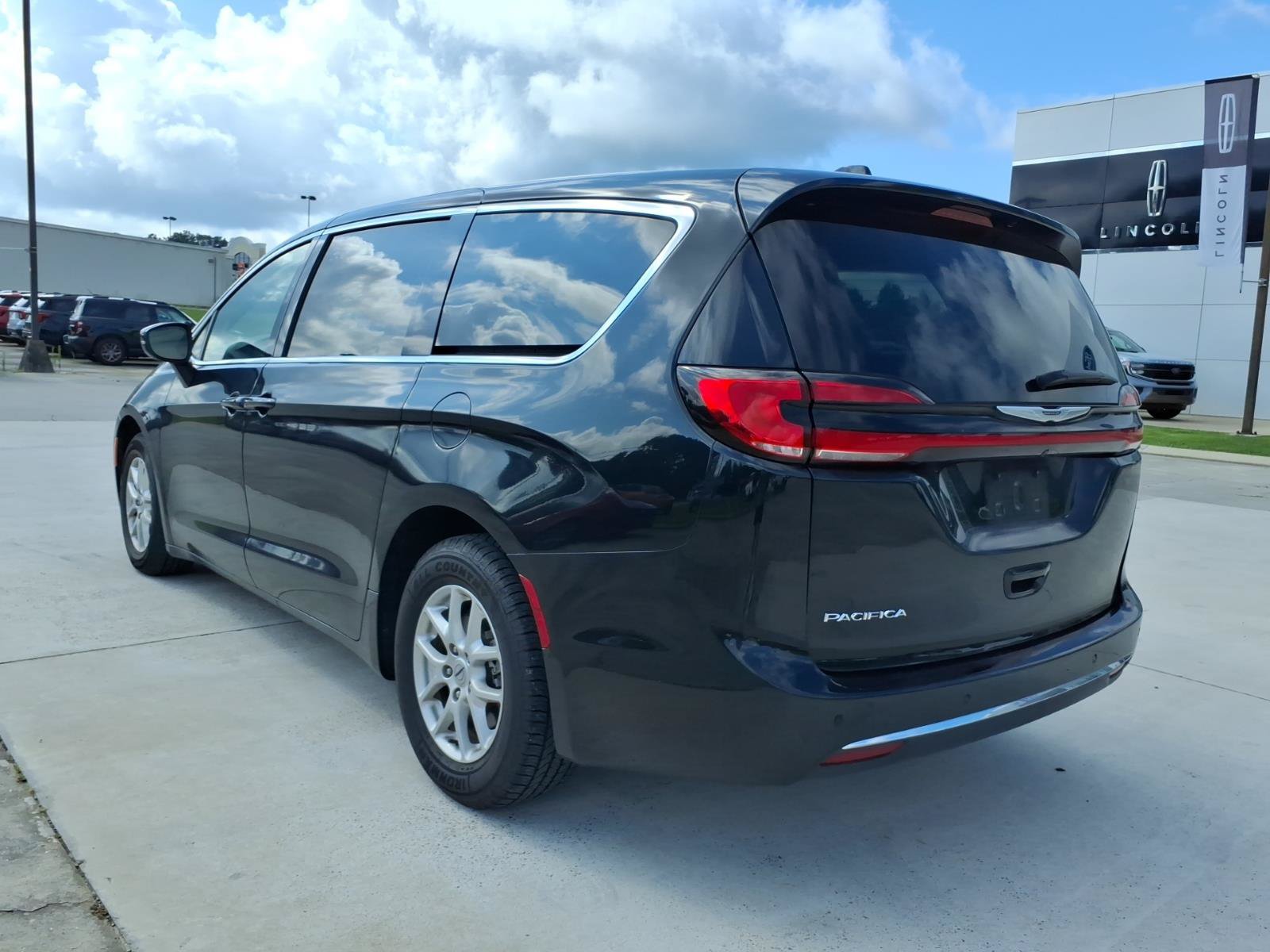 Used 2023 Chrysler Pacifica Touring-L FWD image 3