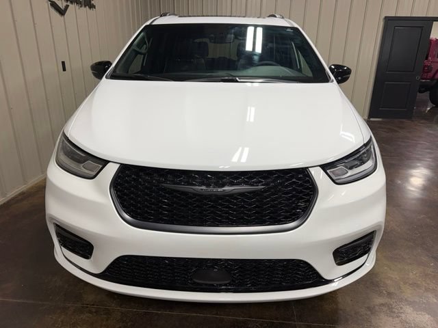 Used 2025 Chrysler Pacifica Limited AWD/4WD image 2