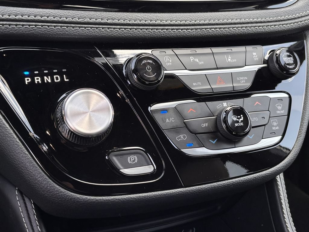 Used 2025 Chrysler Pacifica Limited FWD image 17
