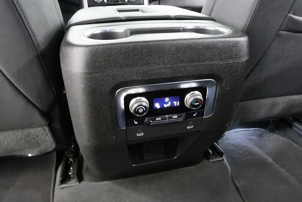 Used 2023 GMC Yukon XL SLT w/ SLT Luxury Package AWD/4WD image 17