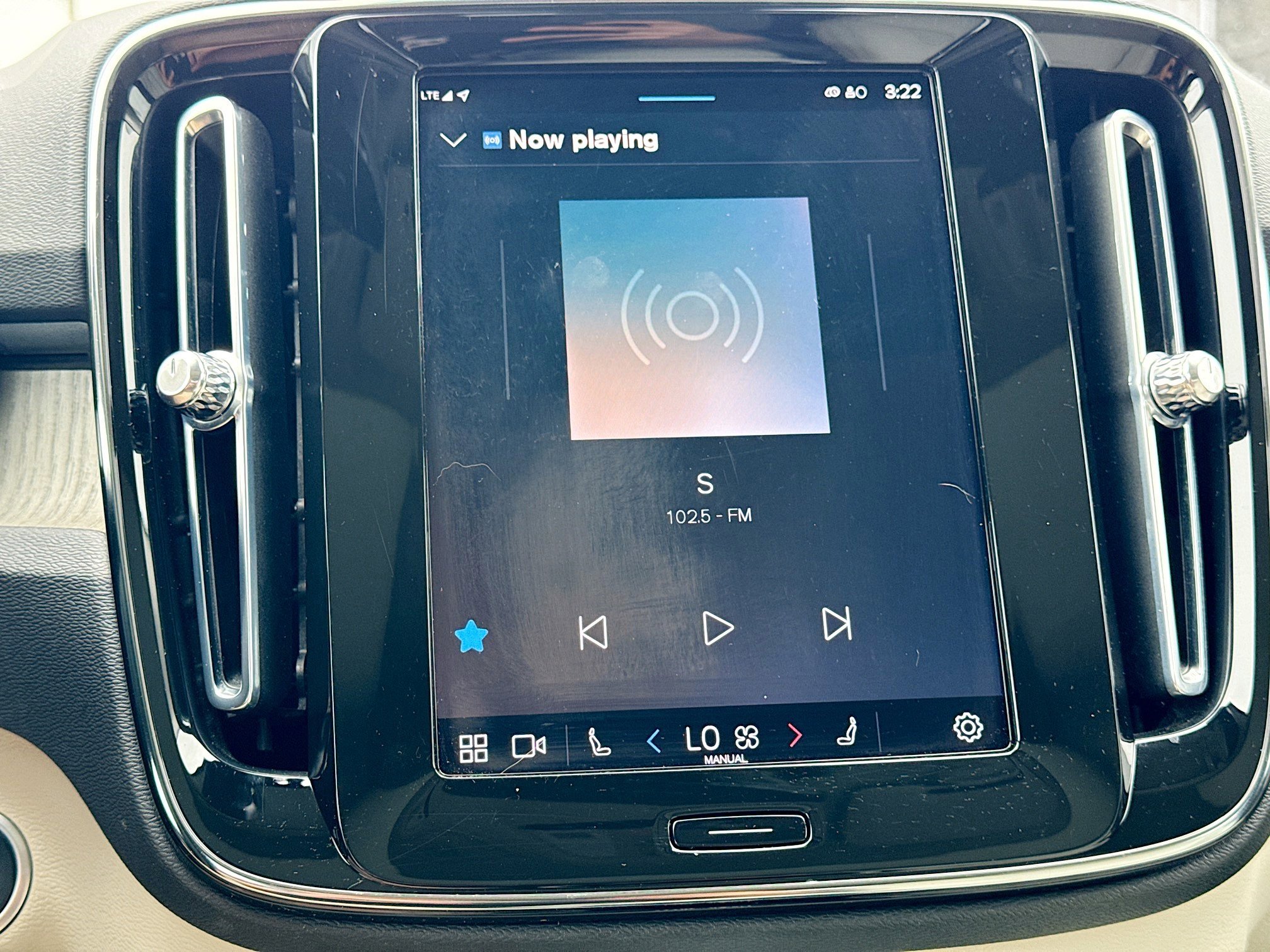 Used 2023 Volvo XC40 B5 Plus image 32