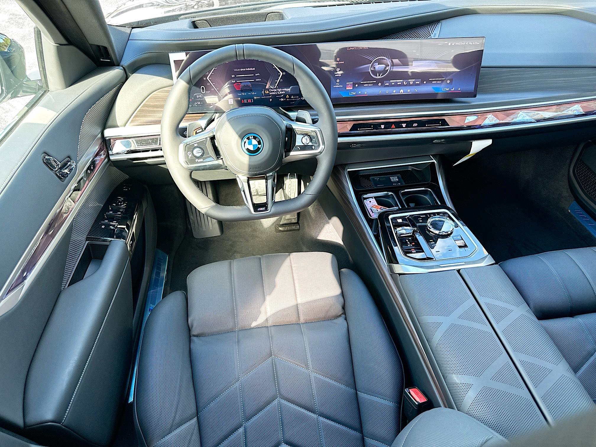 New 2026 BMW 750e xDrive image 17