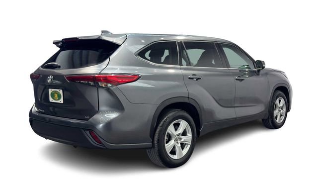 Used 2020 Toyota Highlander LE FWD image 2