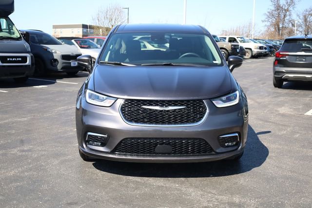 Used 2023 Chrysler Pacifica Touring-L image 3