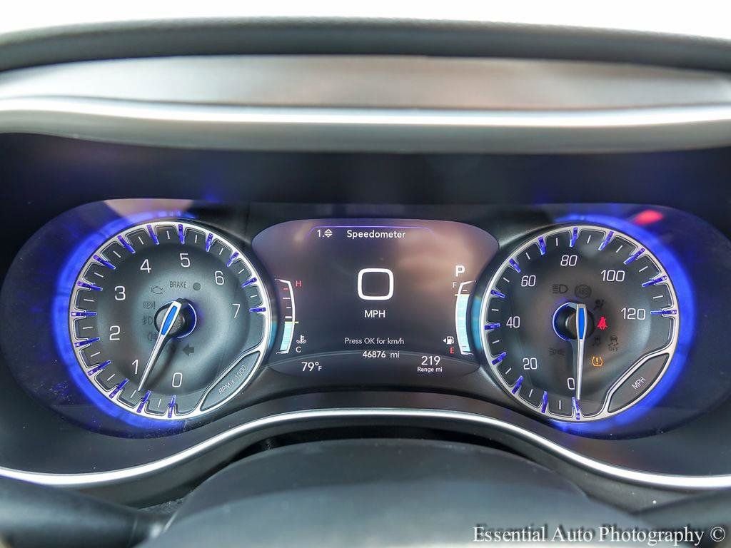 Used 2023 Chrysler Pacifica Touring-L FWD image 14