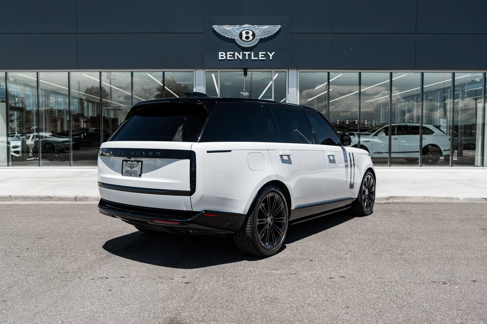 Used 2024 Land Rover Range Rover Long Wheelbase SE AWD/4WD image 3
