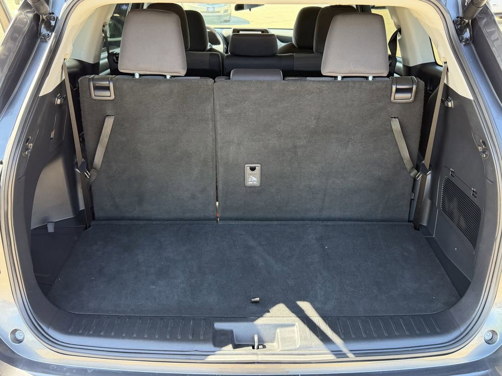 Used 2025 Toyota Highlander LE image 30