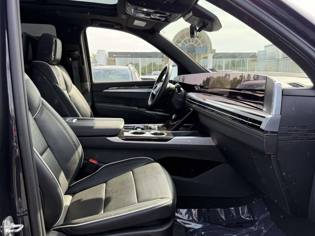 Used 2025 Cadillac Escalade Premium Luxury AWD/4WD image 12