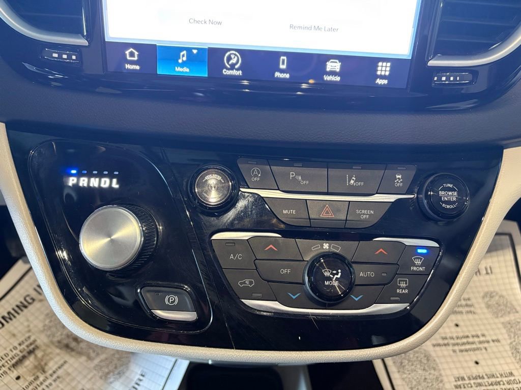 Used 2023 Chrysler Pacifica Touring-L image 28