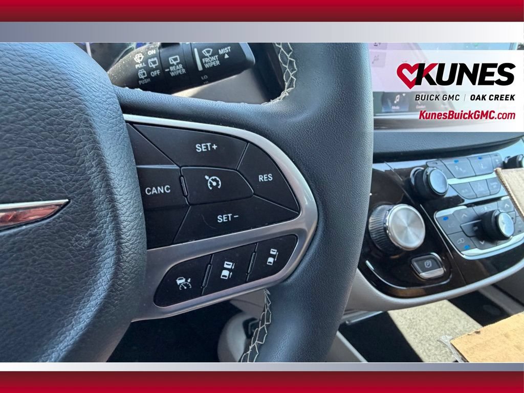 Used 2023 Chrysler Pacifica Touring-L FWD image 17