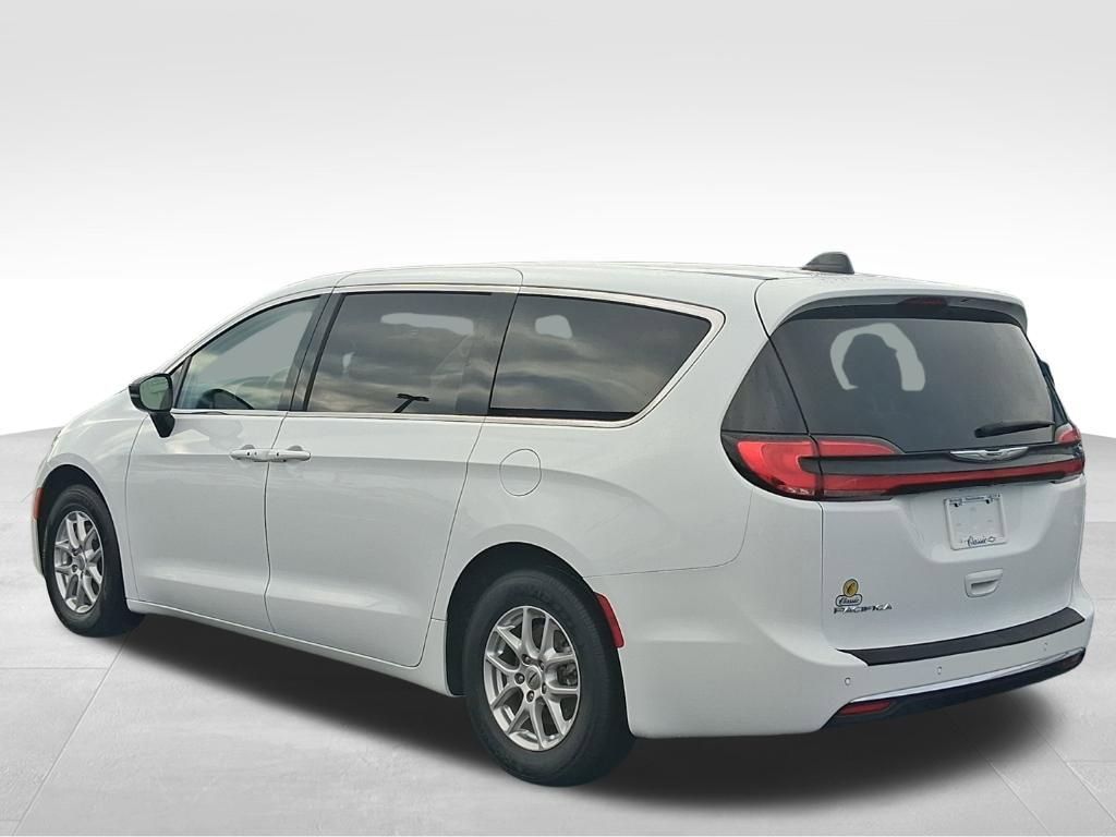 Used 2024 Chrysler Pacifica Touring-L image 9