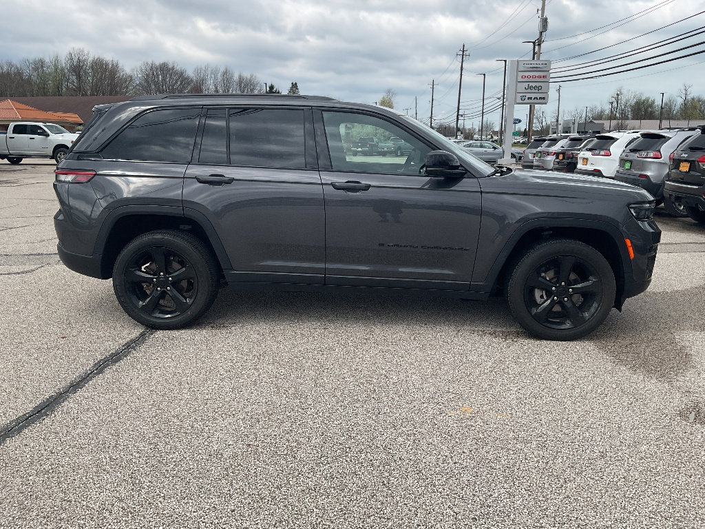 Used 2023 Jeep Grand Cherokee Altitude AWD/4WD image 4