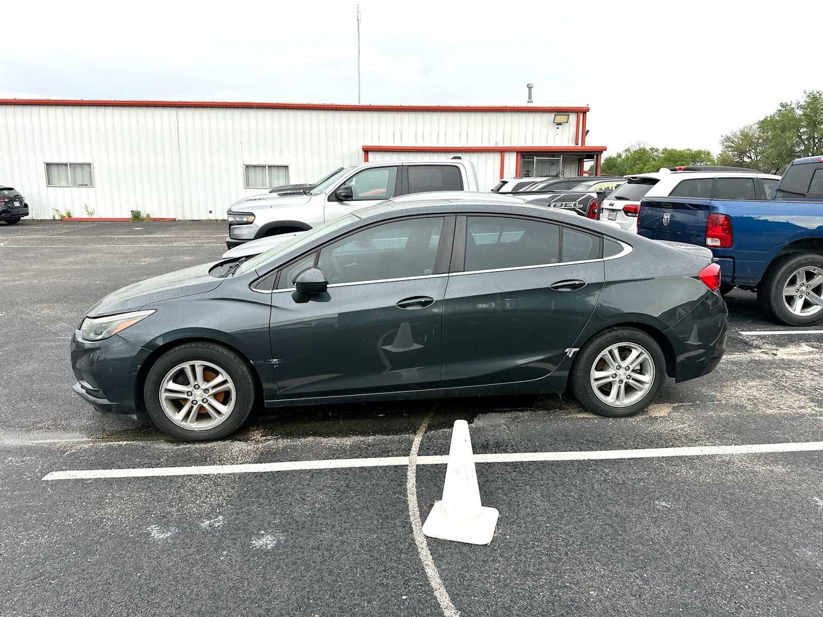 Used 2017 Chevrolet Cruze LT w/ Sun And Sound Package FWD image 7