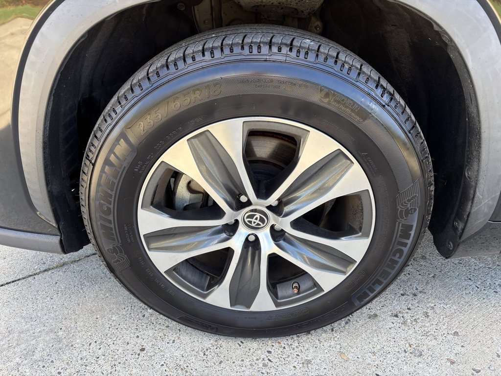 Used 2022 Toyota Highlander XLE image 11