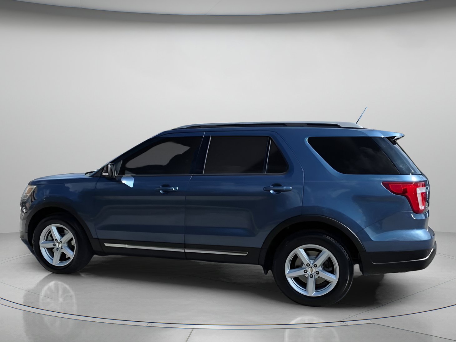 Certified 2018 Ford Explorer XLT w/ Equipment Group 202A image 19