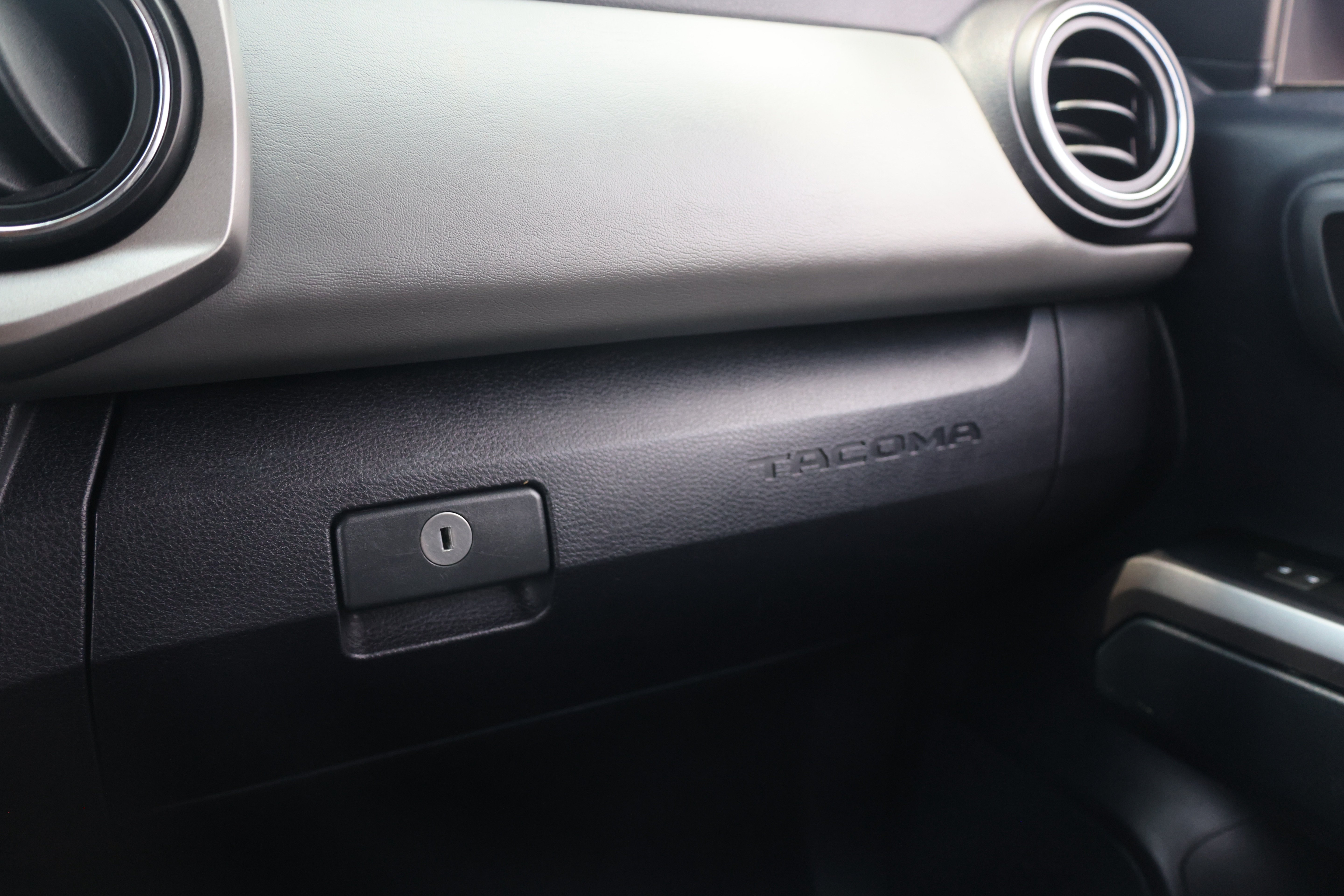 Used 2019 Toyota Tacoma SR5 RWD image 12
