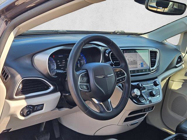 Used 2023 Chrysler Pacifica Touring-L FWD image 10