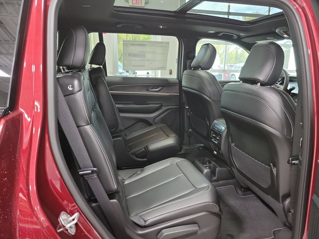 New 2025 Jeep Grand Cherokee L Limited w/ Black Appearance Package AWD/4WD image 11
