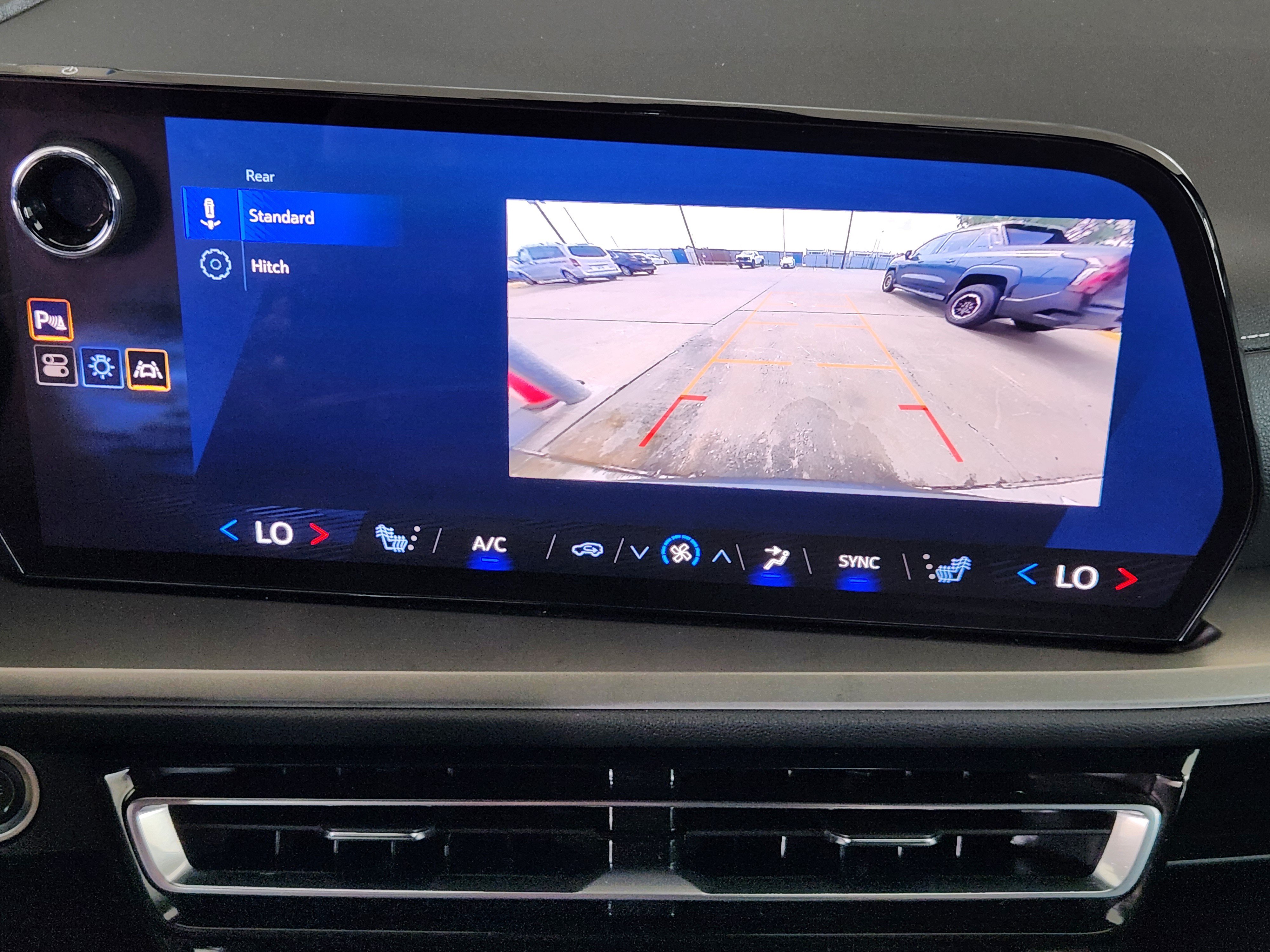 Used 2025 Chevrolet Traverse LT FWD image 19