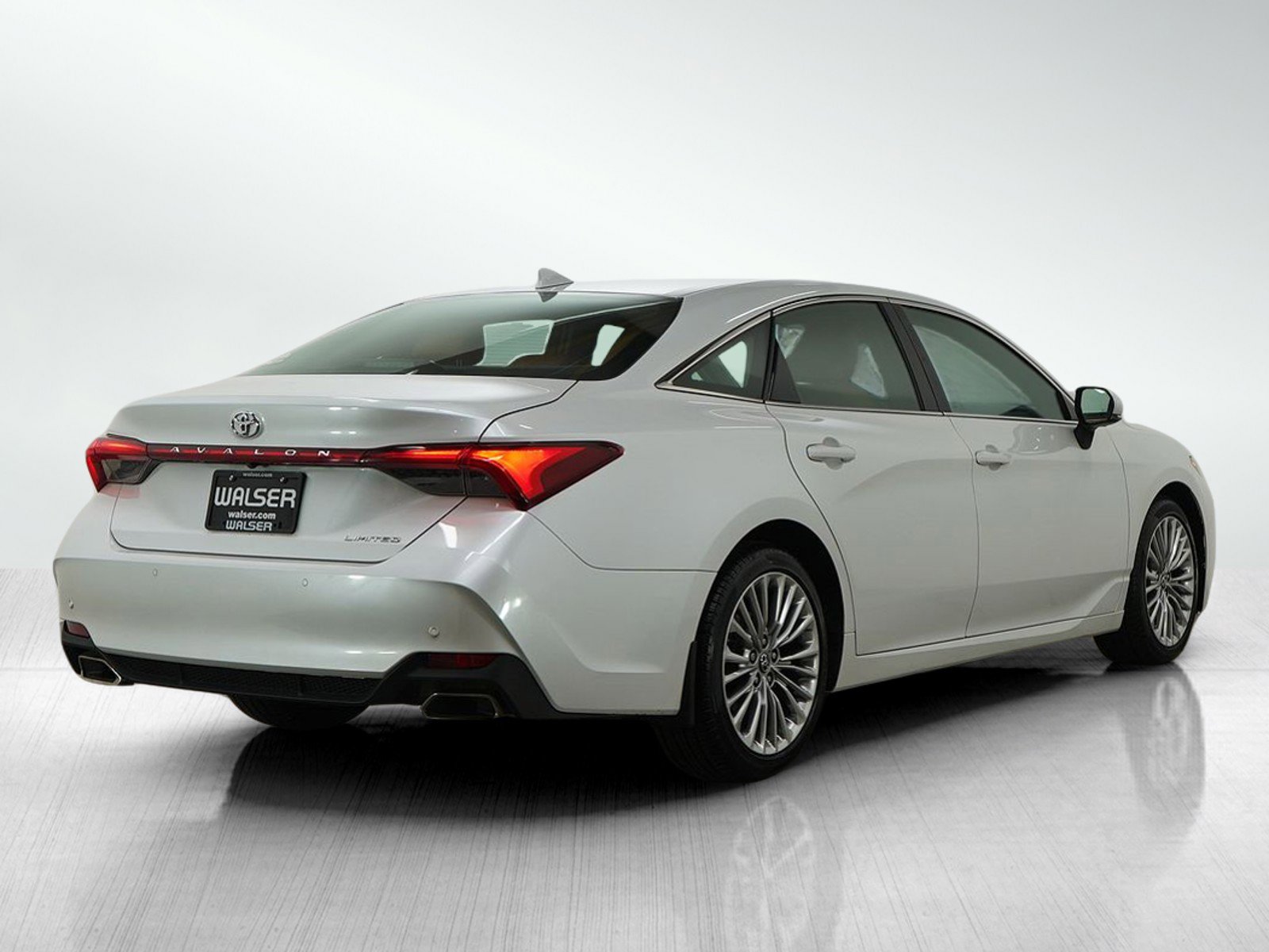 Used 2019 Toyota Avalon Limited image 5
