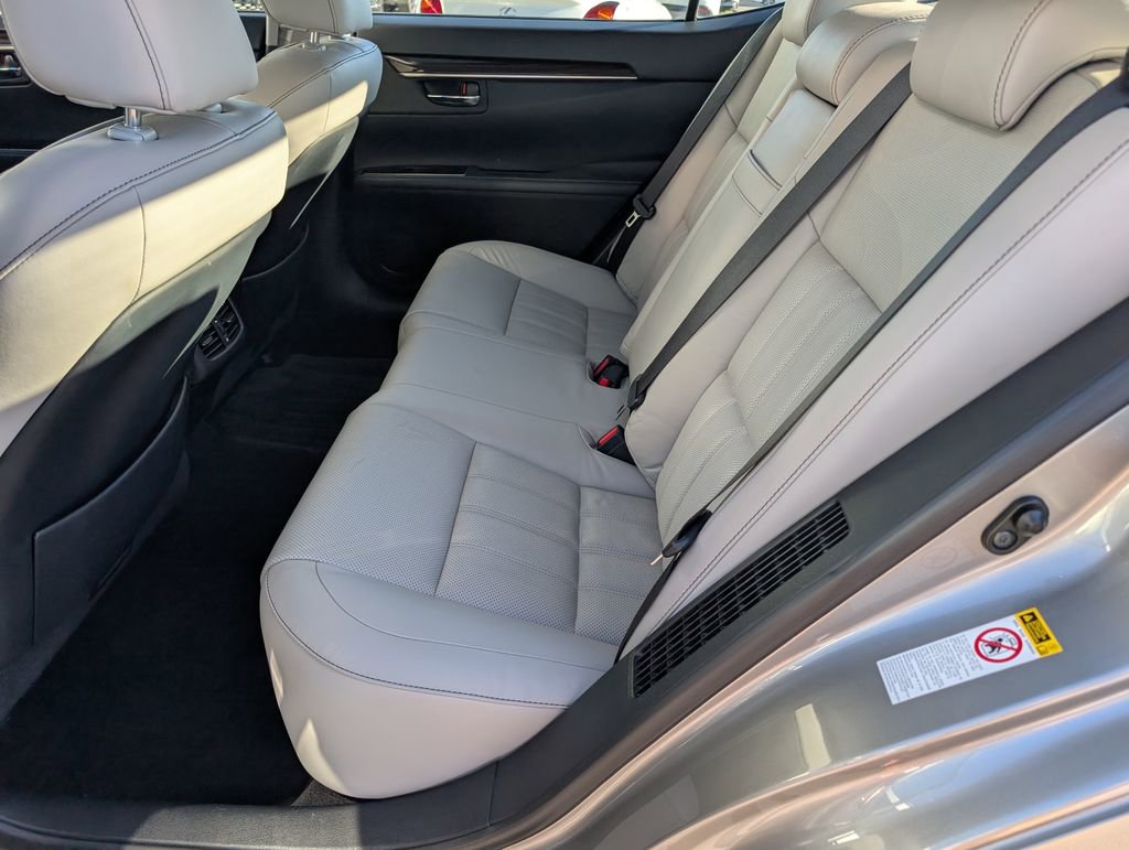 Used 2016 Lexus ES 300h w/ Luxury Package w/Wood Trim image 13