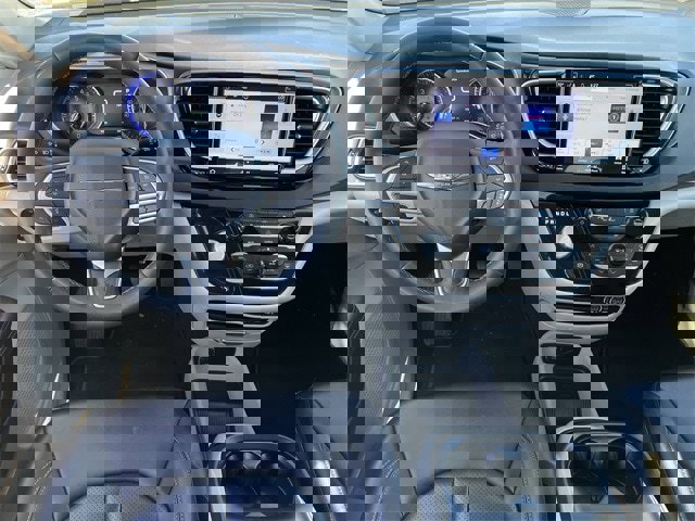 Used 2024 Chrysler Pacifica Touring-L image 10