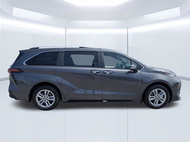 Used 2025 Toyota Sienna Limited FWD image 3