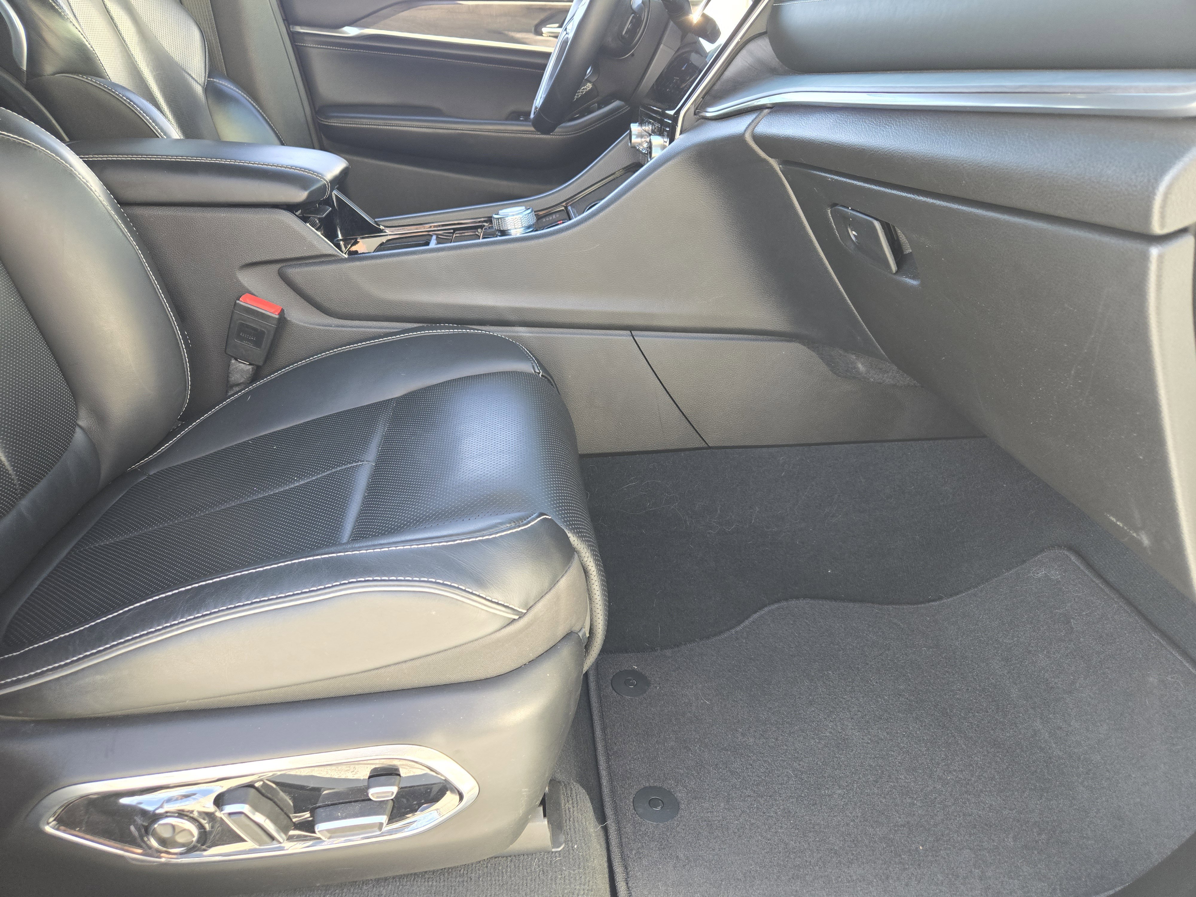 Used 2022 Jeep Grand Cherokee Overland w/ Advanced Protech Group III image 17