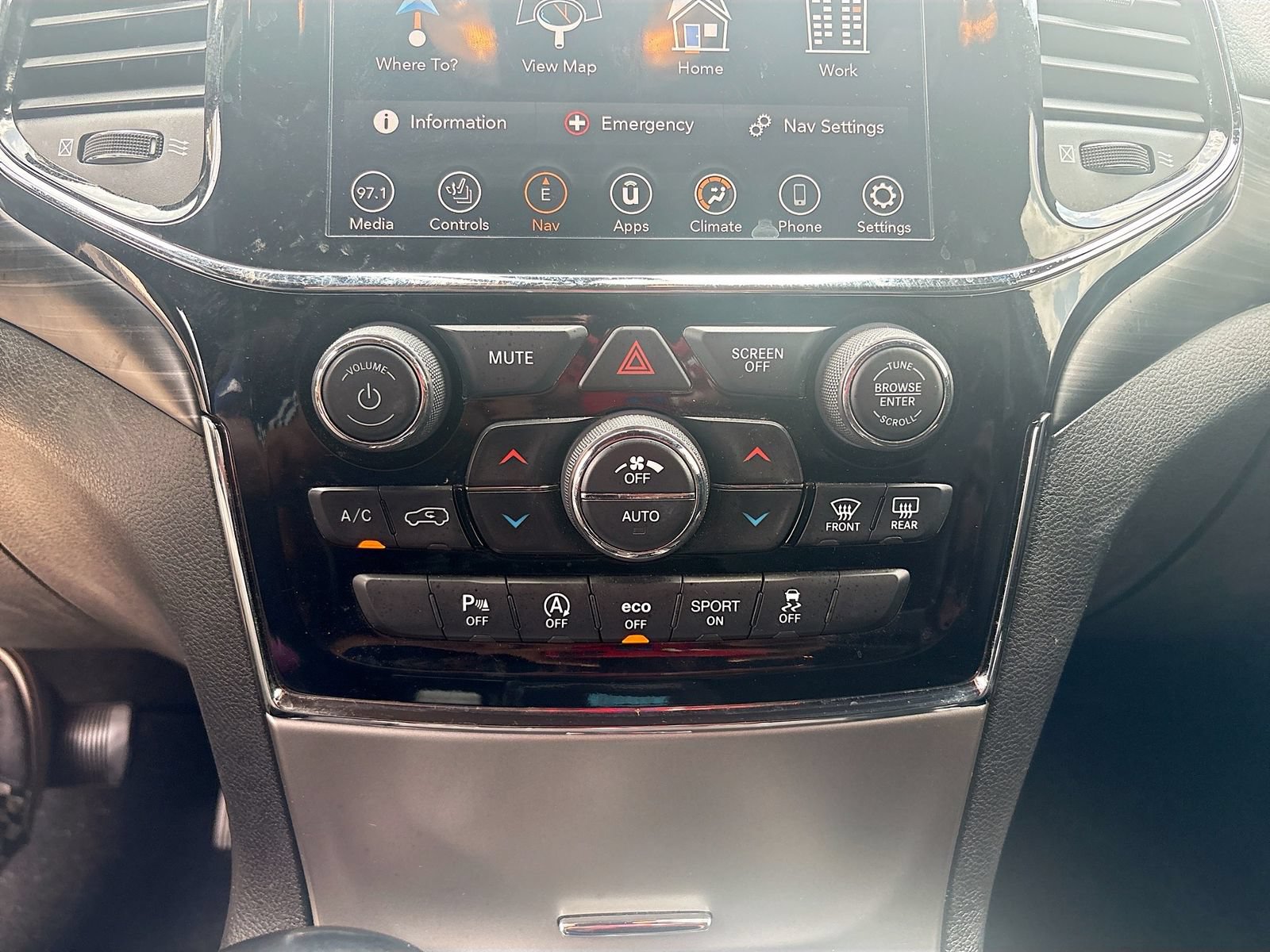Used 2020 Jeep Grand Cherokee Altitude RWD image 16