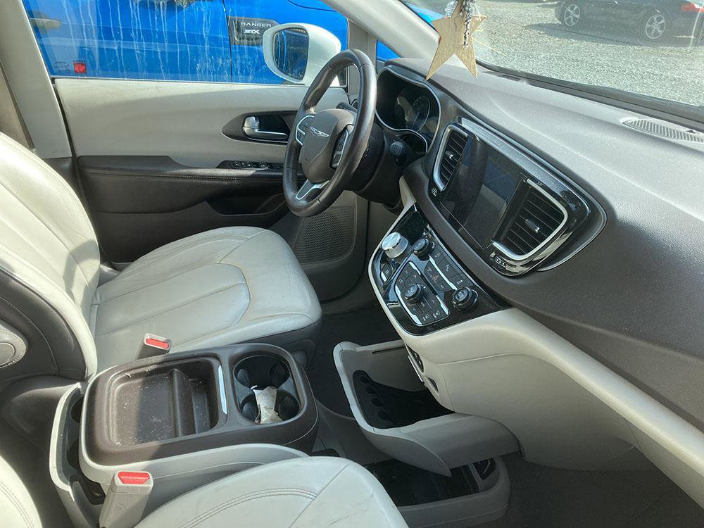 Used 2017 Chrysler Pacifica Touring-L FWD image 6