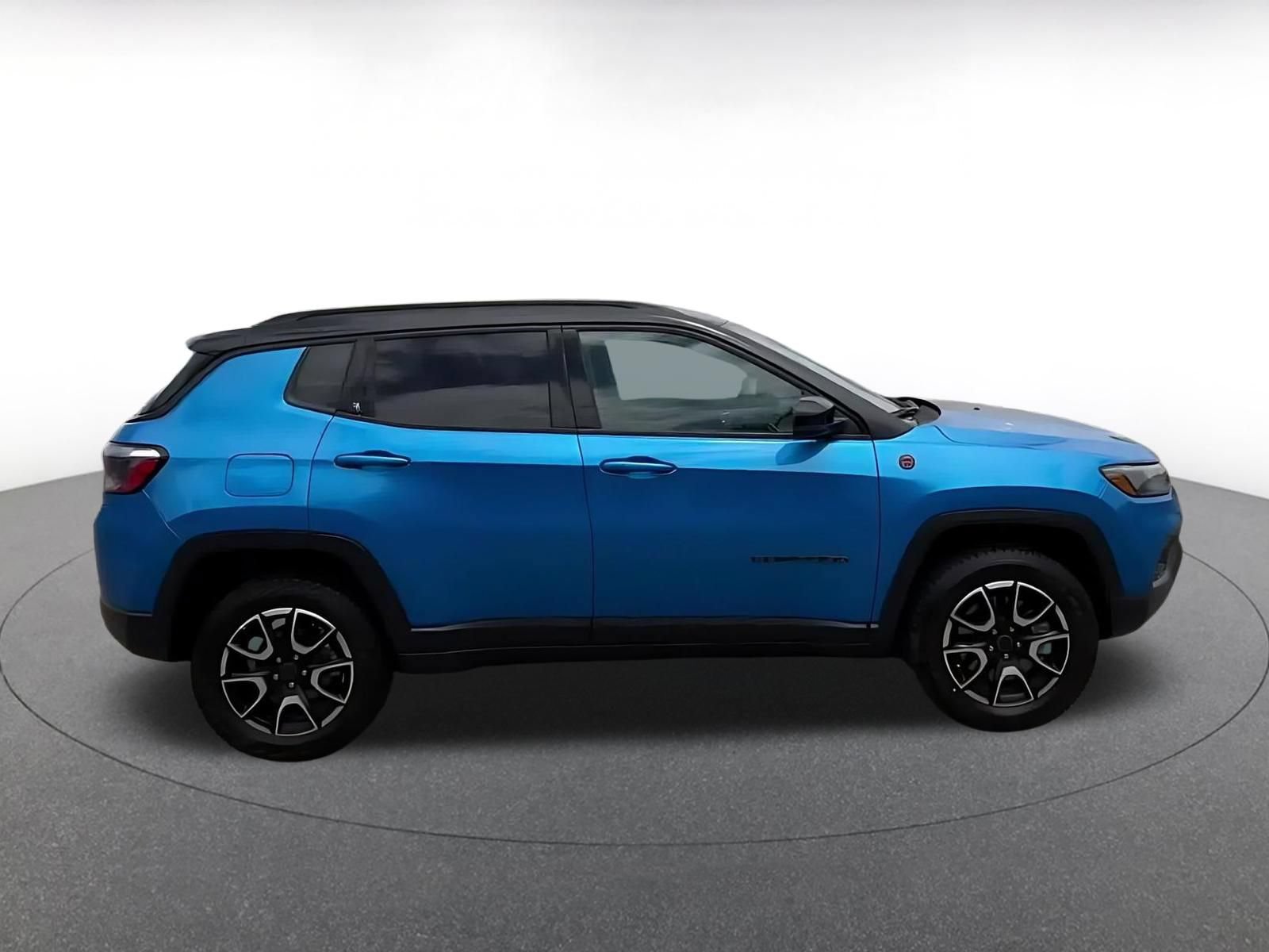 Used 2025 Jeep Compass Trailhawk AWD/4WD image 16