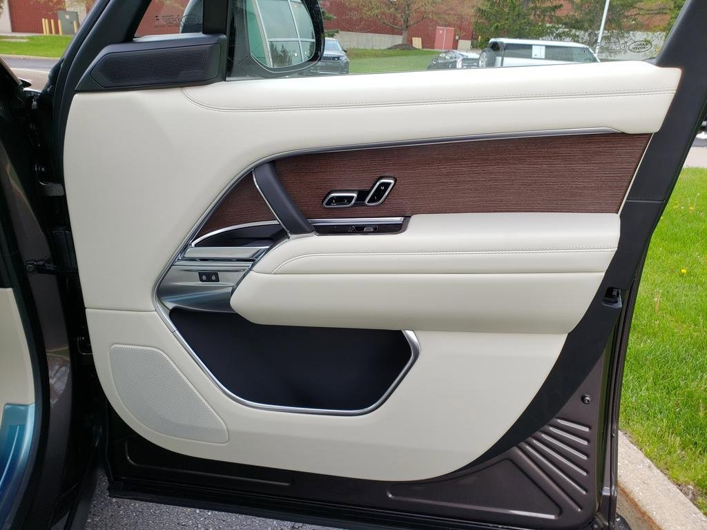 New 2025 Land Rover Range Rover Long Wheelbase SE image 18