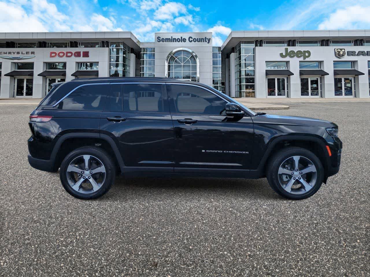 Certified 2025 Jeep Grand Cherokee Limited RWD image 9